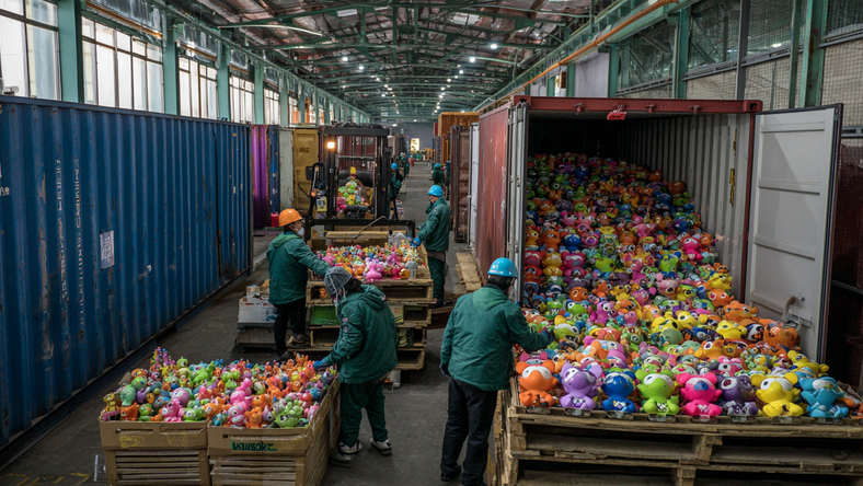 关税重压下,外贸“抢”出上扬线